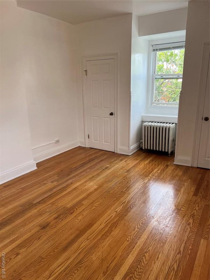 109 Montgomery St - Photo 3 of 8