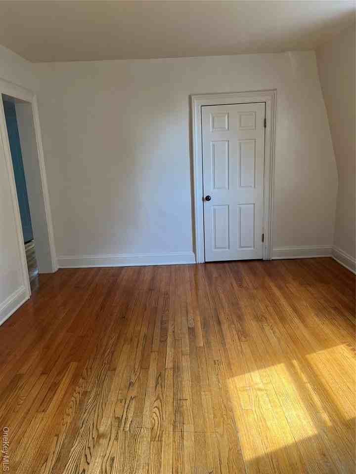 109 Montgomery St - Photo 5 of 8