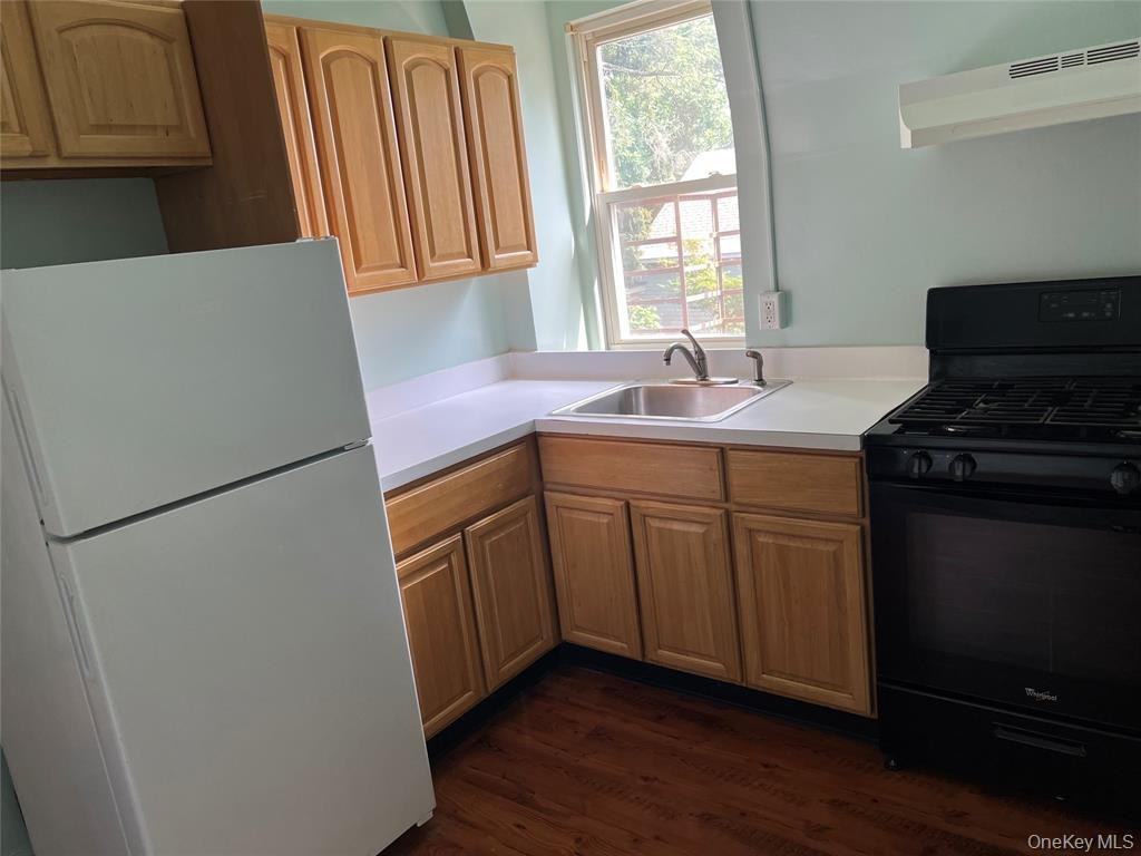 109 Montgomery St - Photo 6 of 8