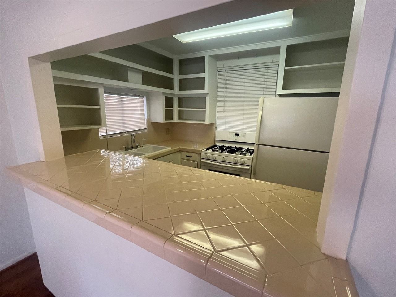 1965 West Lamar Street - Photo 4 of 12