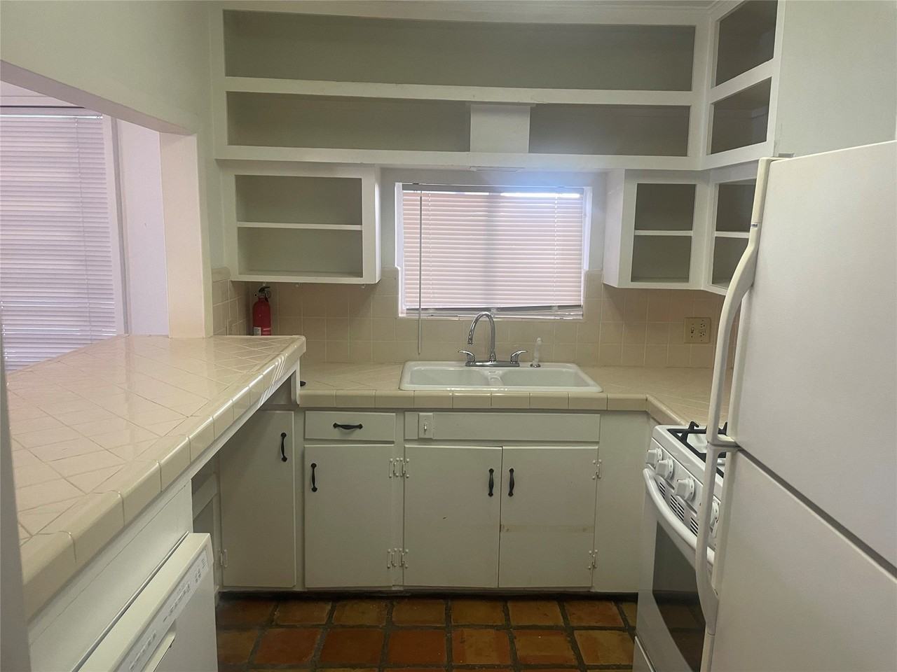 1965 West Lamar Street - Photo 5 of 12