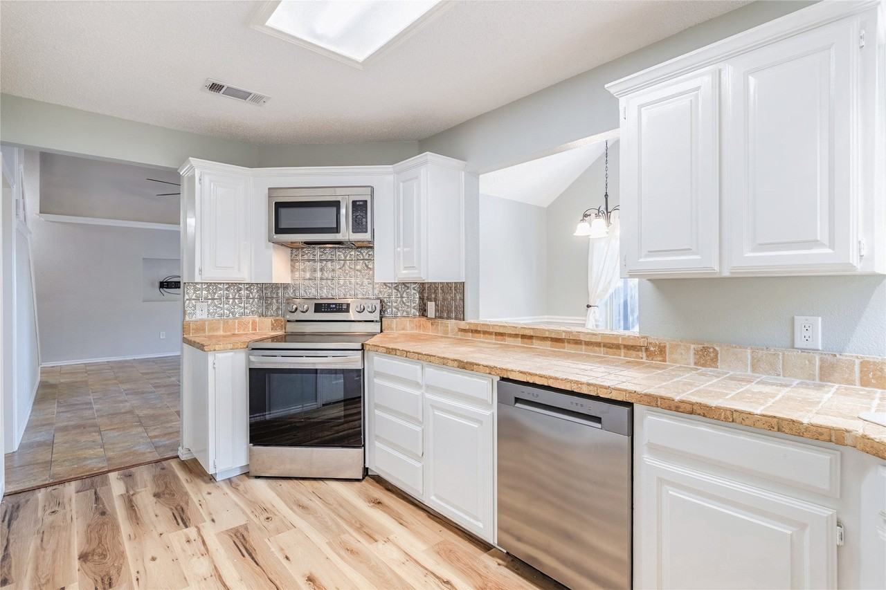 2123 Ridgecliff Dr - Photo 4 of 19