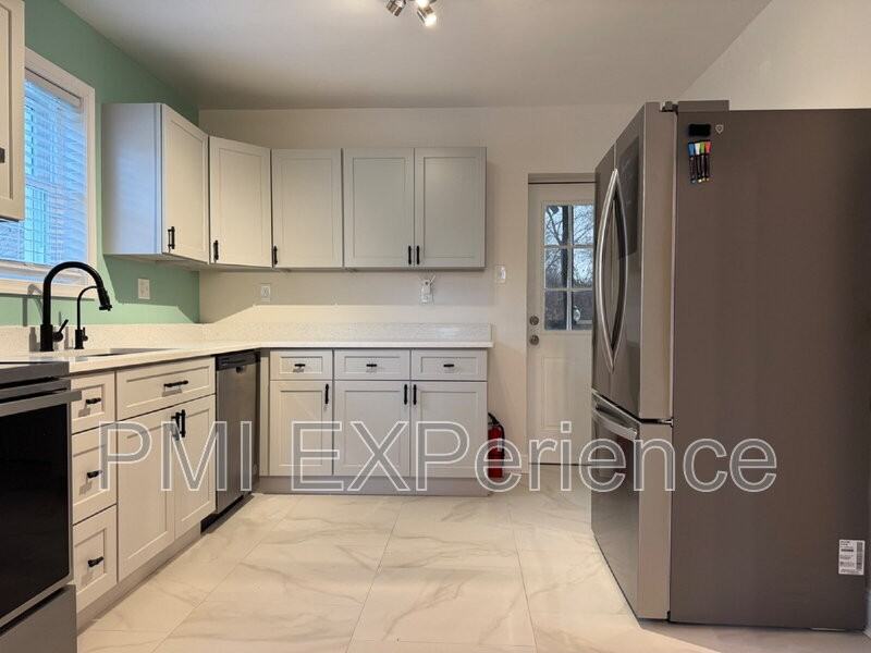 8203 Comet Dr - Photo 6 of 27