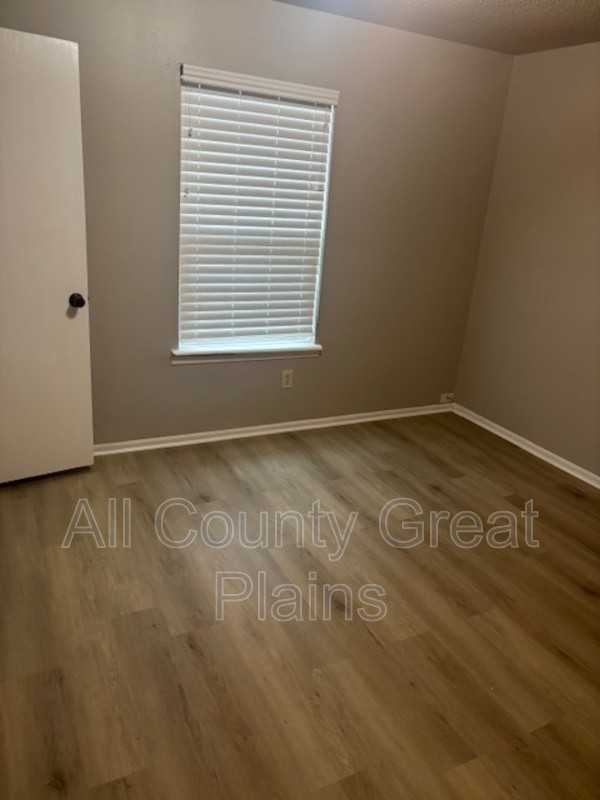 609 South Lakehurst Drive #D - Photo 3 of 6