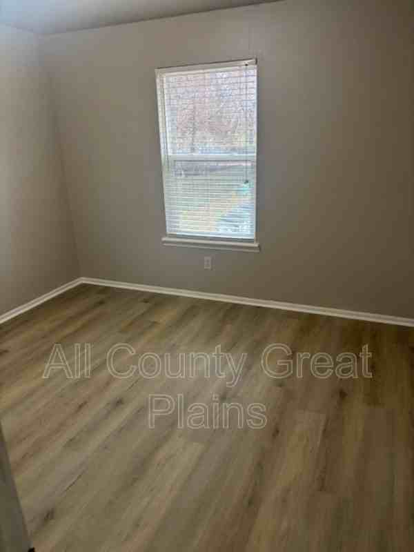 609 South Lakehurst Drive #D - Photo 4 of 6