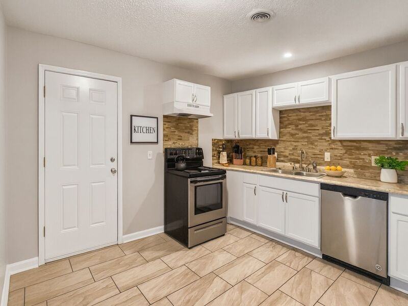 11007 Ewing Ave - Photo 5 of 24