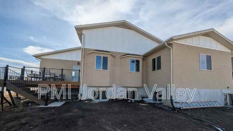 408 W Rigdon St #1stFL - Photo 3 of 22