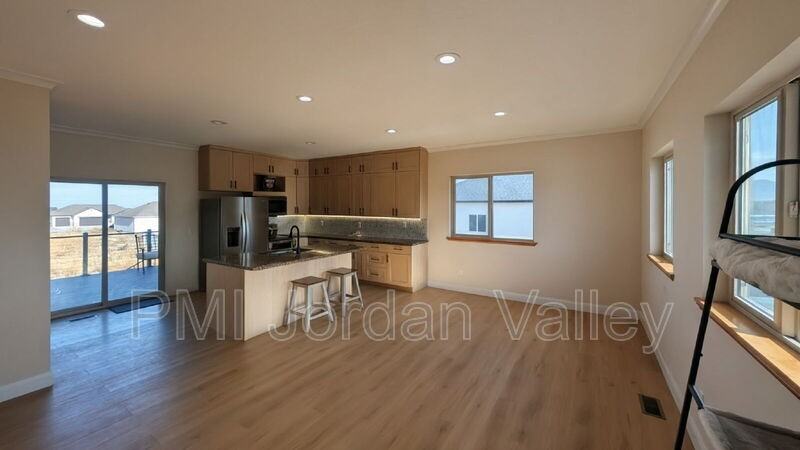 408 W Rigdon St #1stFL - Photo 5 of 22