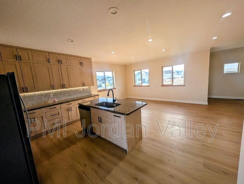 408 W Rigdon St #1stFL - Photo 6 of 22