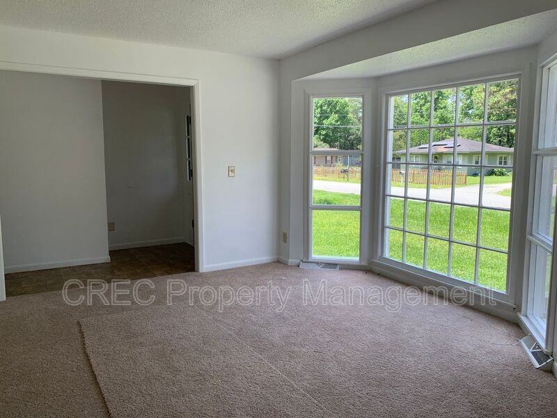 205 Pinewood Drive - Photo 5 of 30