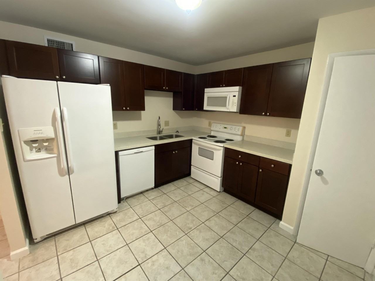 Beach Villa Apts - Photo 3 of 27