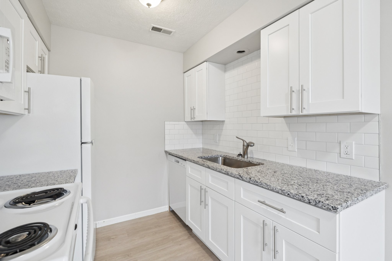 8005 South 48th Avenue*** - Photo 4 of 19