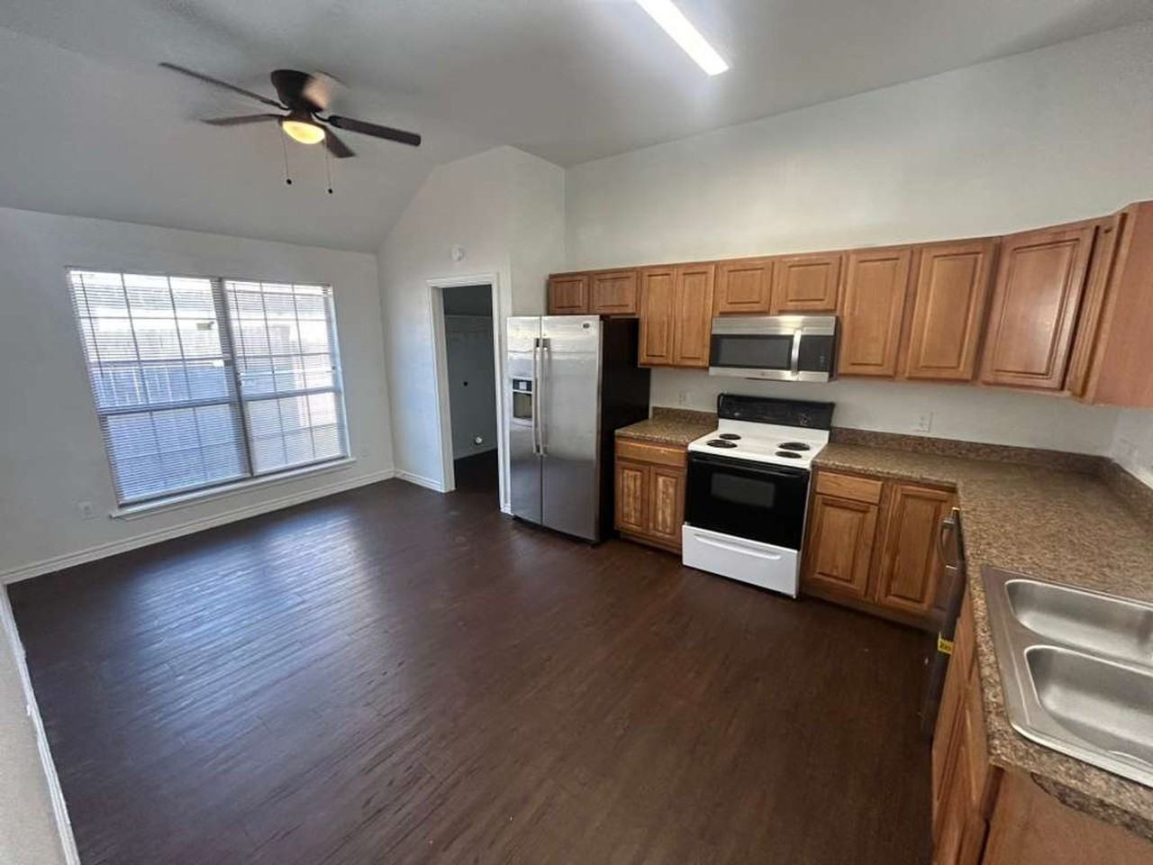 2805 Spanish Bay Dr - Photo 3 of 12
