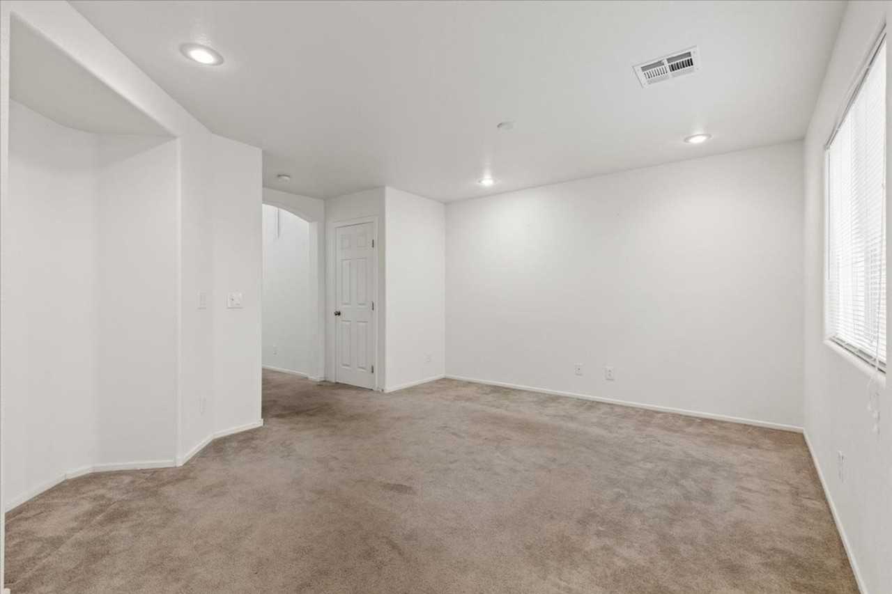 9267 Hollander Ave - Photo 3 of 20