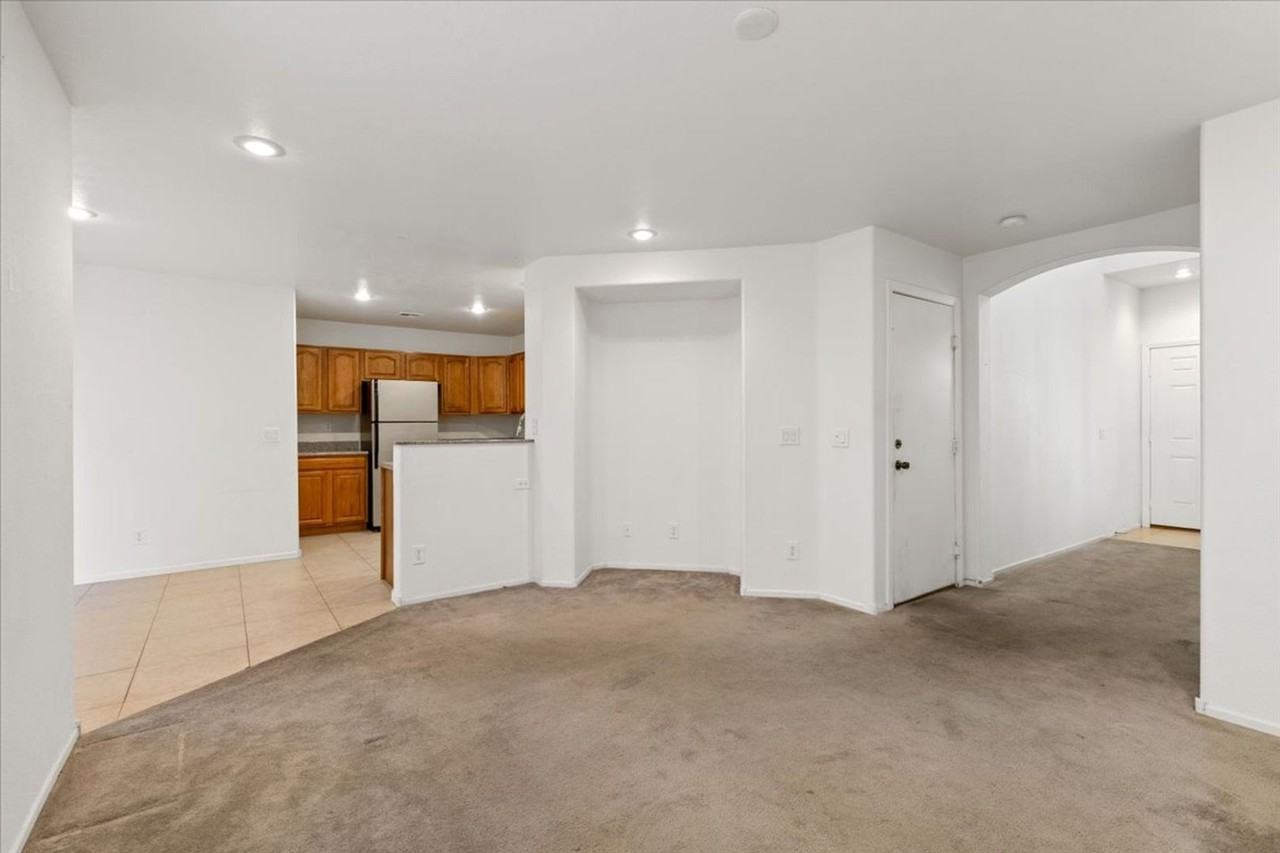 9267 Hollander Ave - Photo 4 of 20