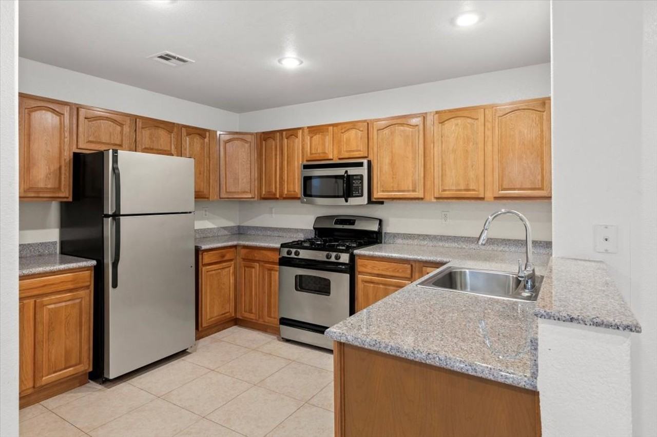 9267 Hollander Ave - Photo 6 of 20