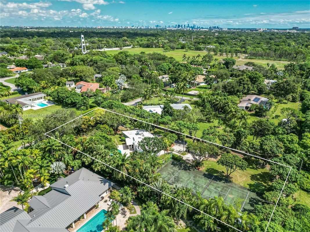 7500 Southwest 75th Street - Photo 3 of 24