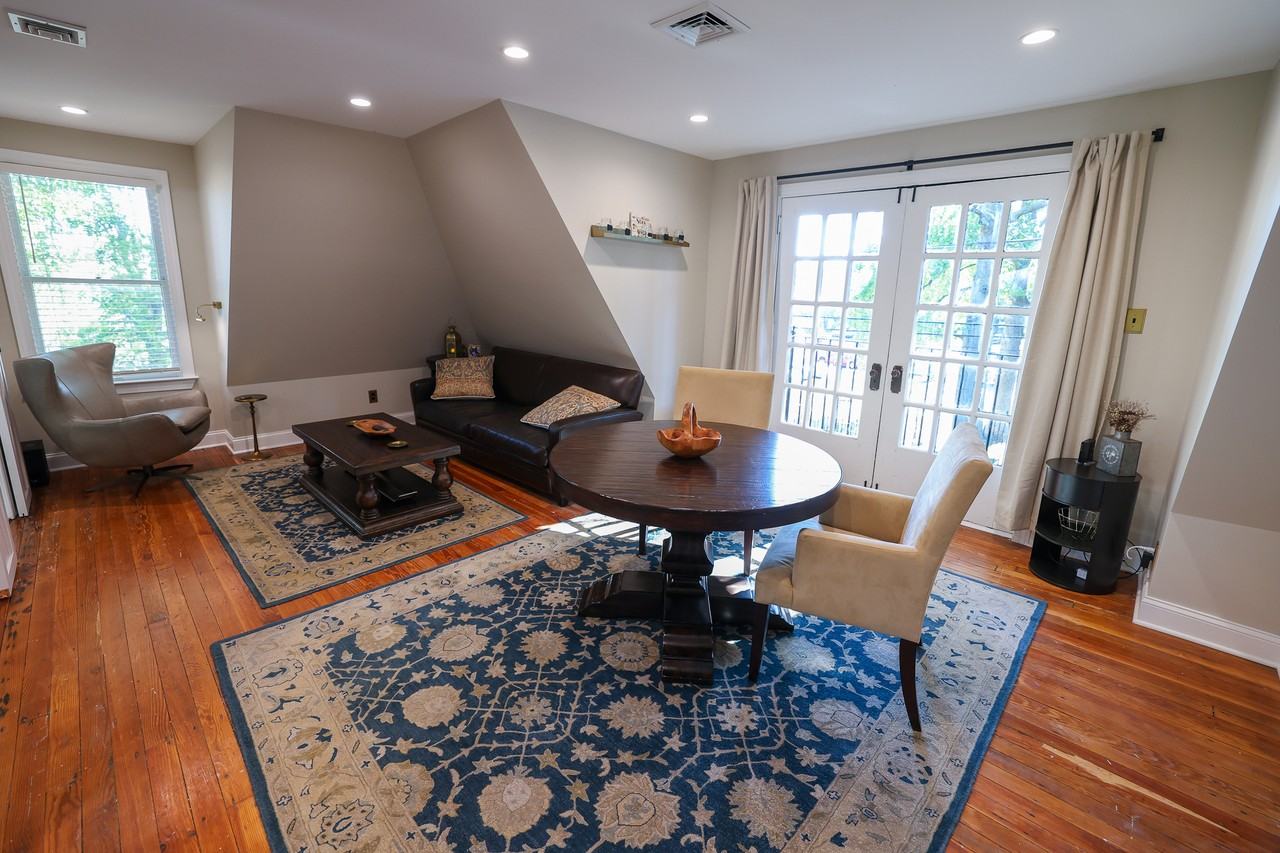 1301 W 11th St - Photo 2 of 25