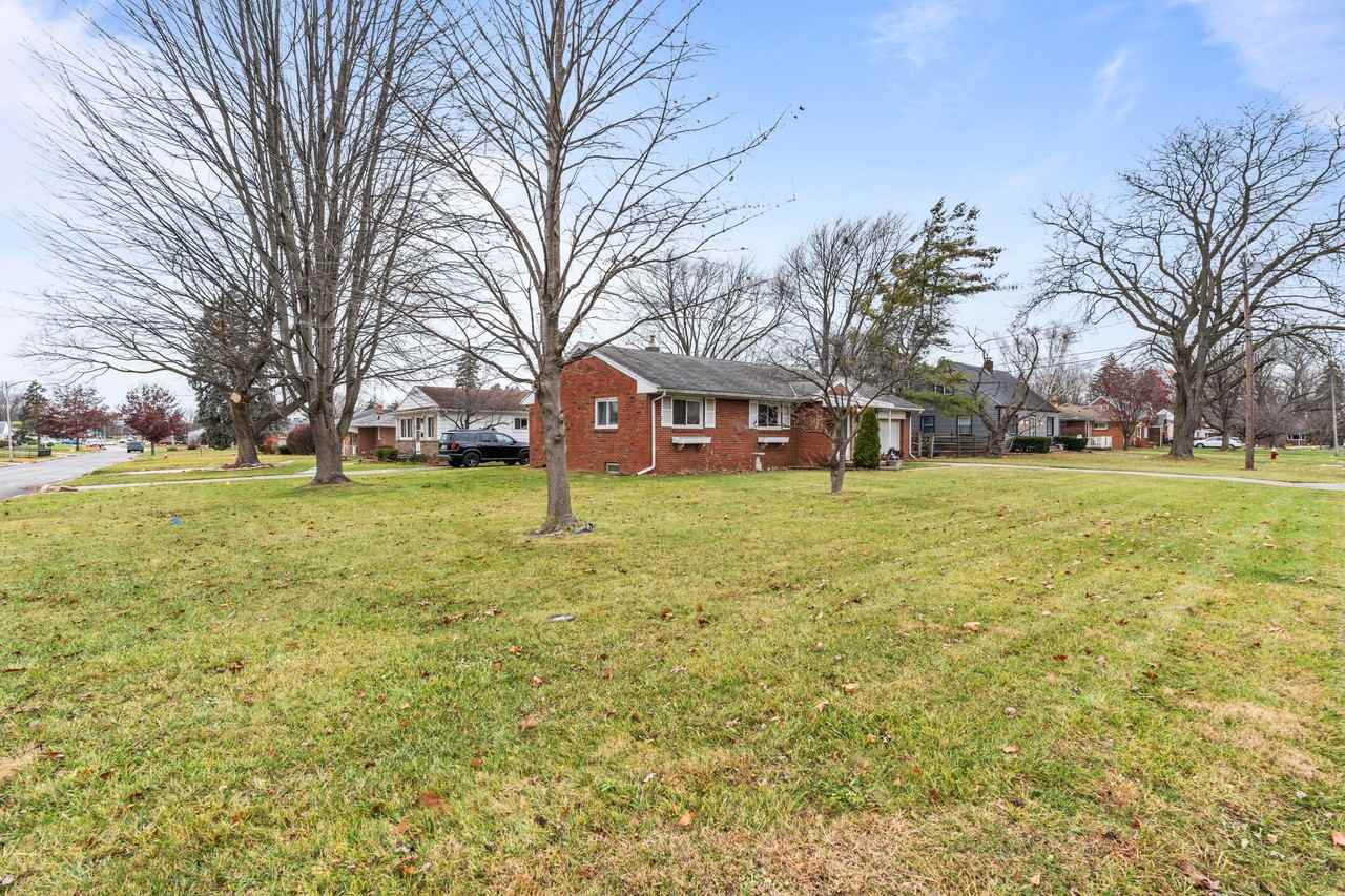 5525 Sunnyside Drive #NA - Photo 3 of 32