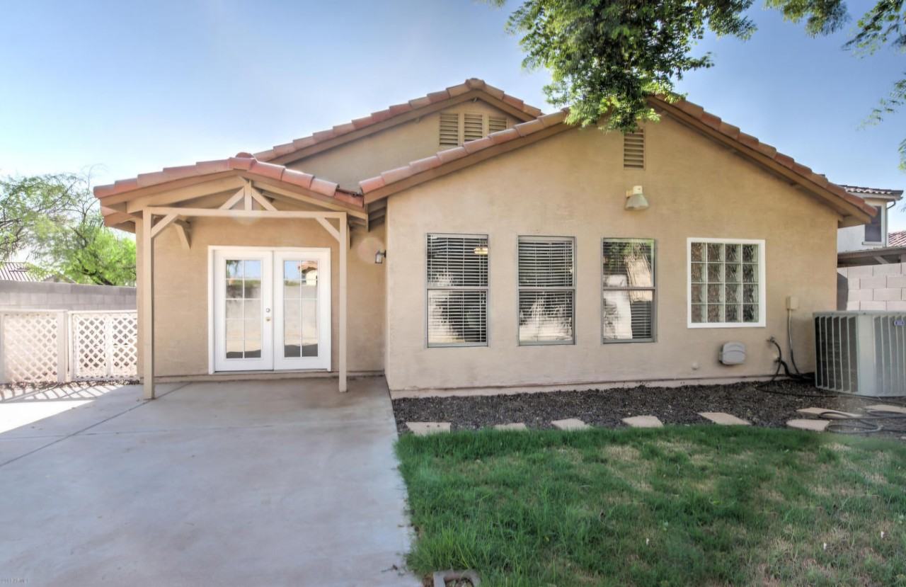 711 S Roca St - Photo 3 of 26