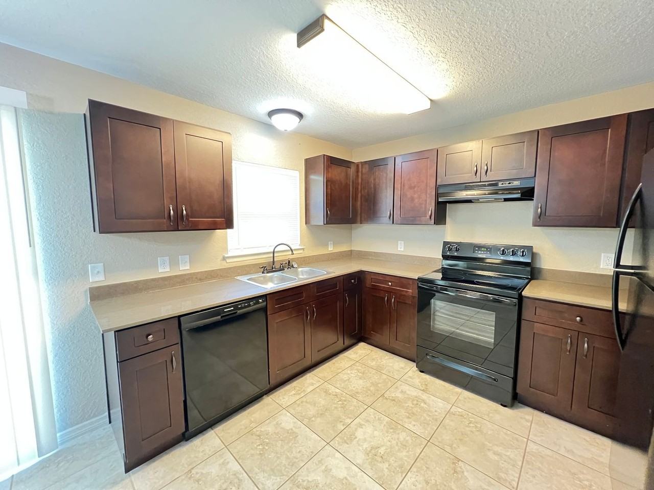 16147 Southwest 17th Avenue - Photo 4 of 23