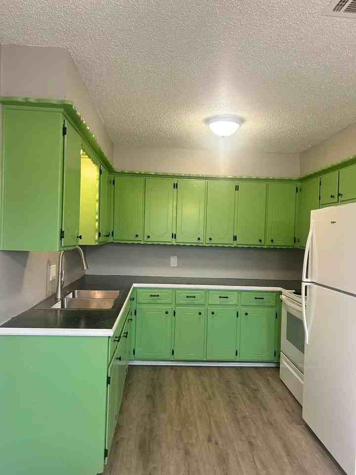 4625 Southwest I Avenue - Photo 4 of 11