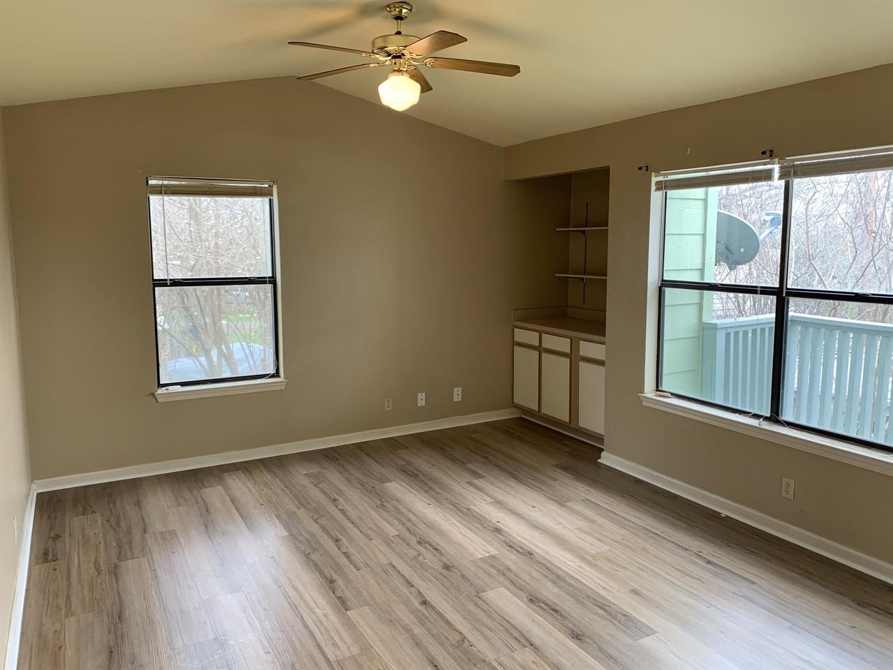 214 E Huebinger St - Photo 3 of 36