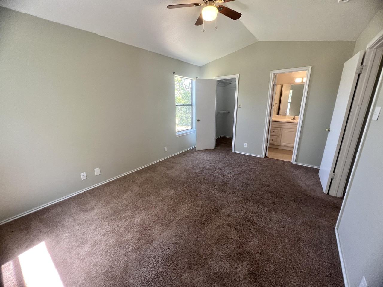 214 E Huebinger St - Photo 4 of 36