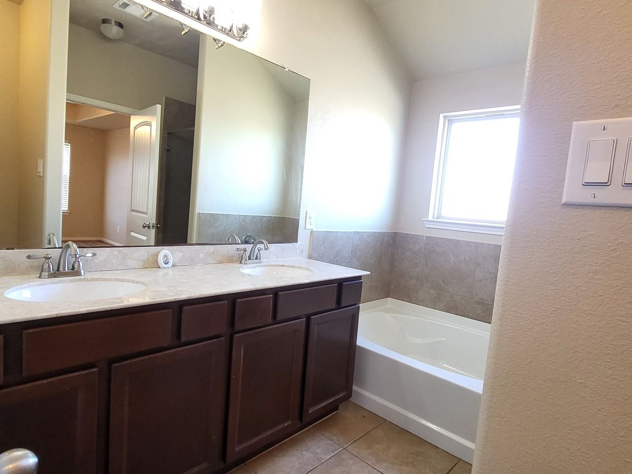 1906 Howth Ave - Photo 3 of 41