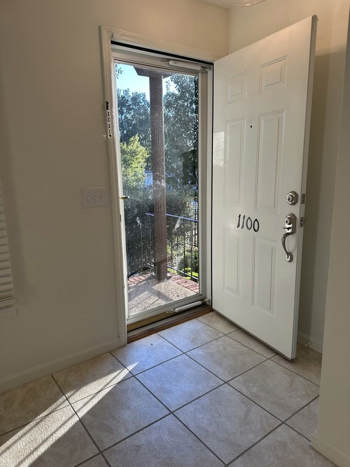 1100 N Pontiac Ave - Photo 2 of 19