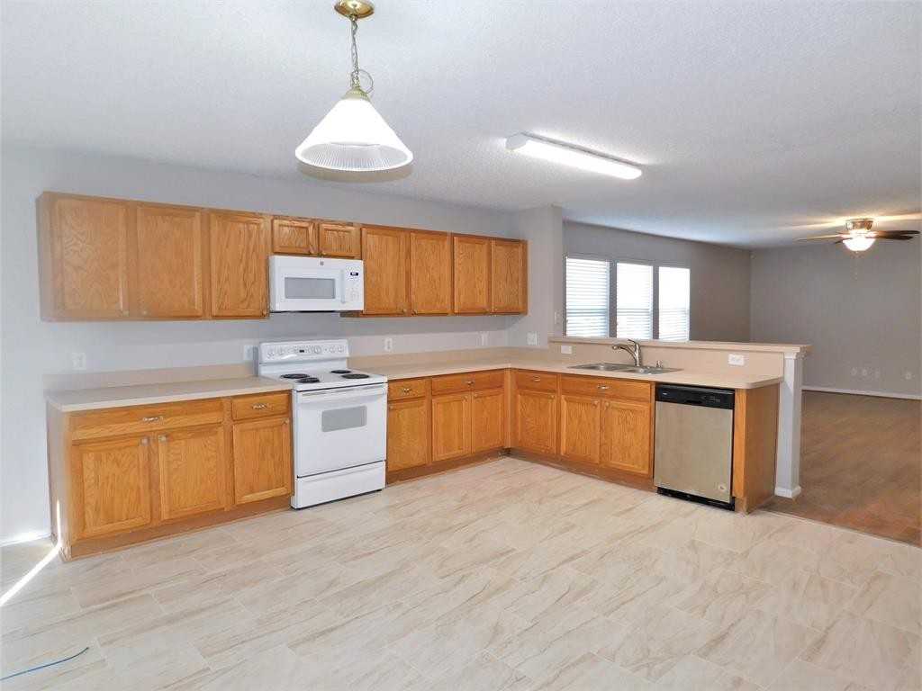 1404 Wenatchee Dr #1404 - Photo 3 of 32