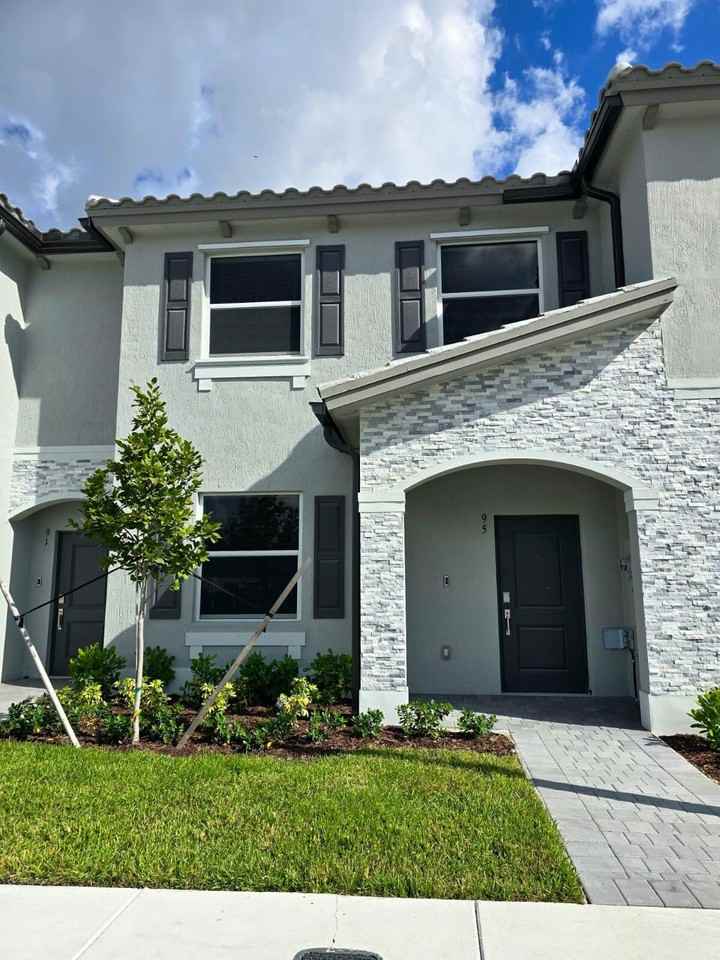 95 Se 11 Ave #95 - Photo 3 of 18