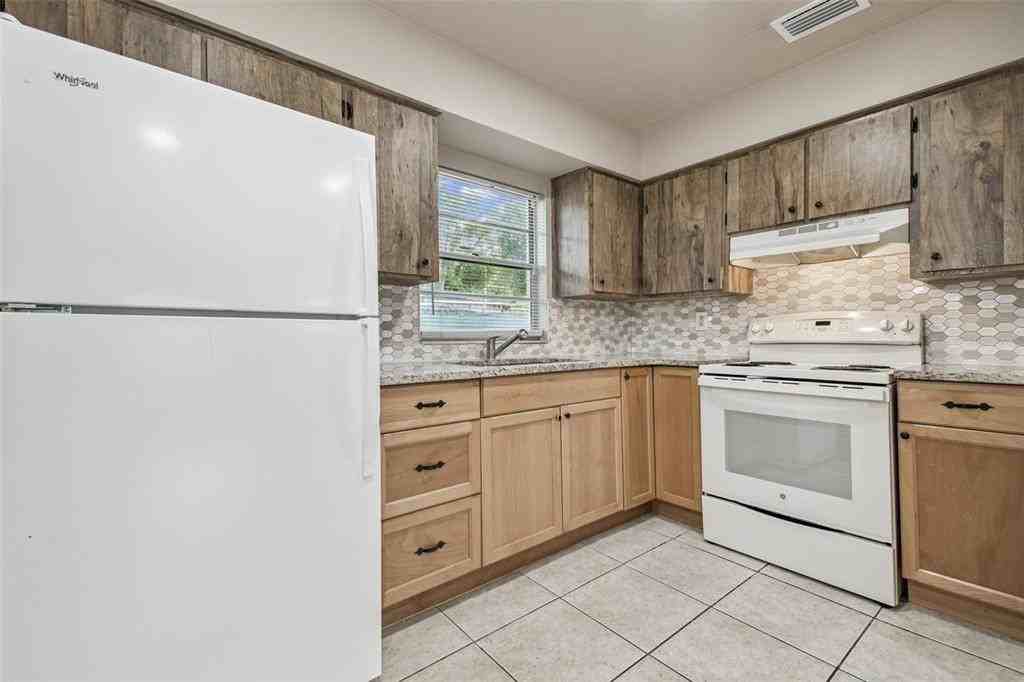 923 E Lotus Ave #923 - Photo 2 of 16