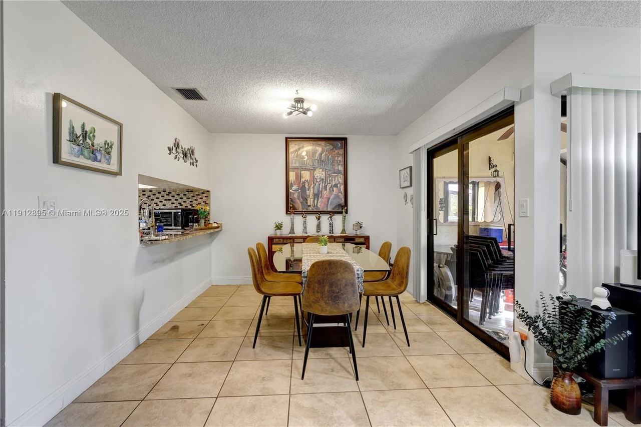 4755 Nw 30th St #4755 - Photo 3 of 24