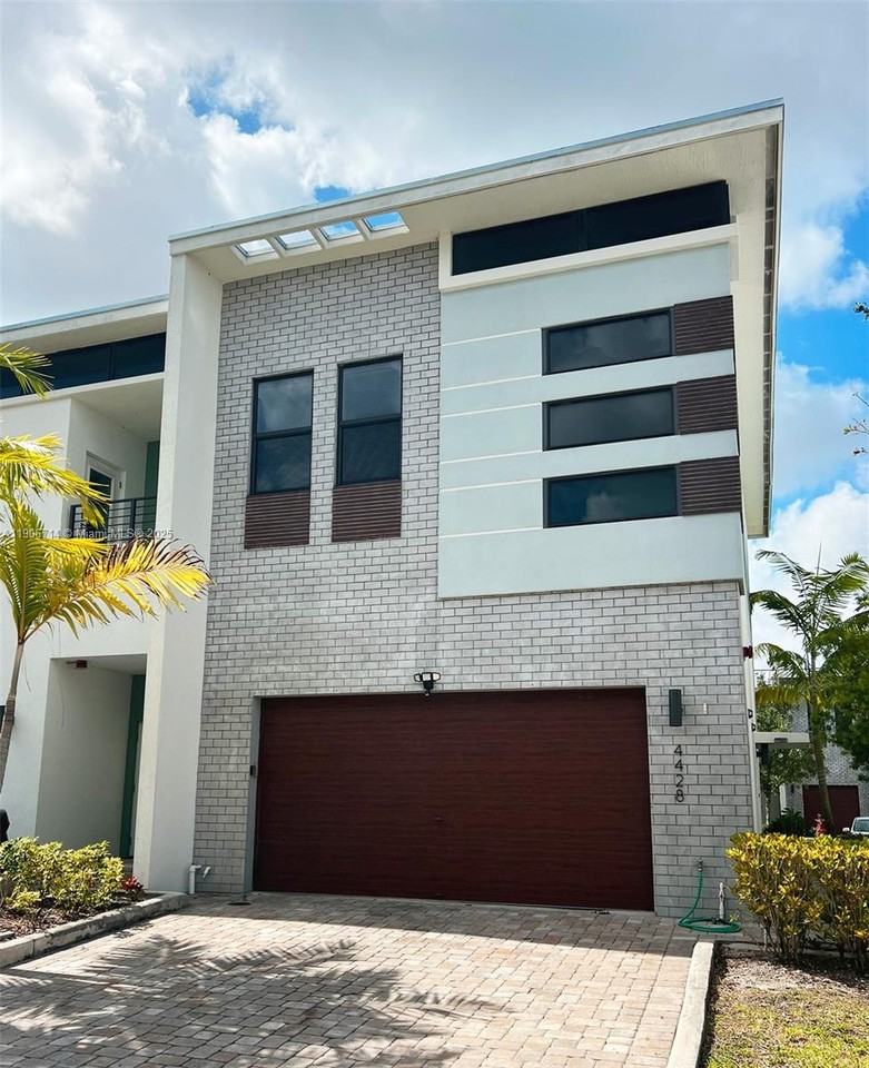 4428 Nw 9th St #4428-4428 - Photo 2 of 50