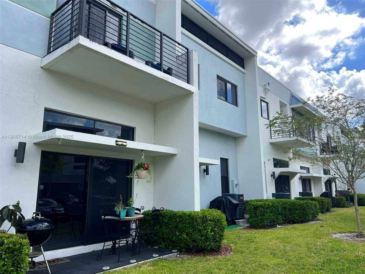 4428 Nw 9th St #4428-4428 - Photo 3 of 50