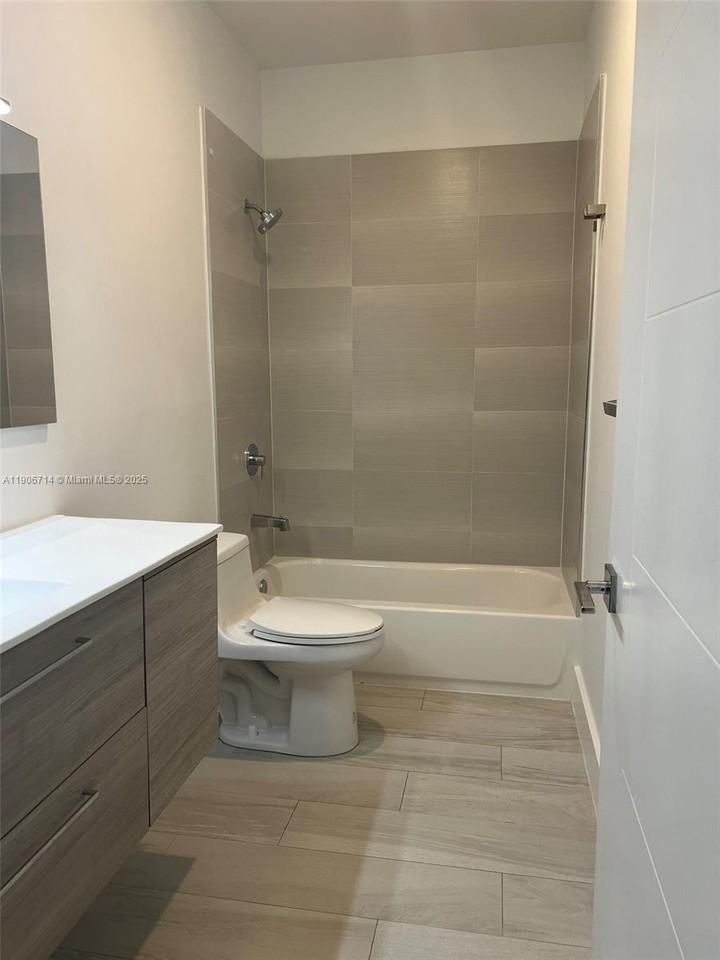 4428 Nw 9th St #4428-4428 - Photo 7 of 50