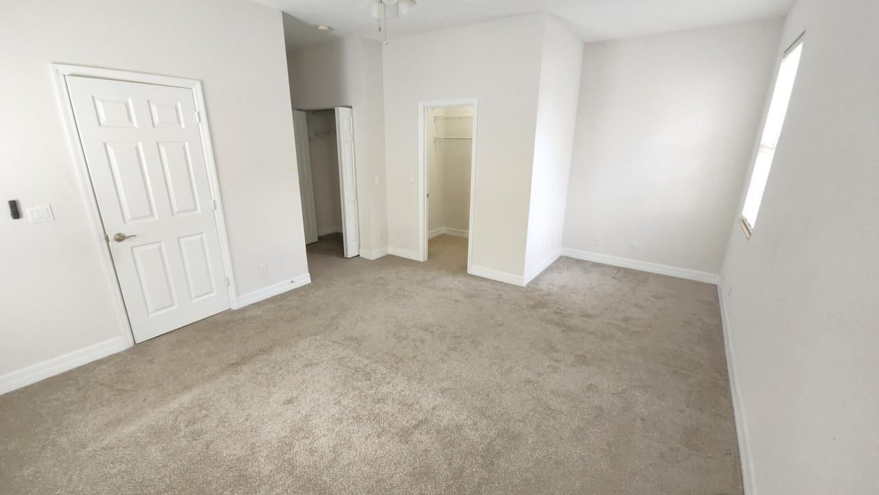 909 Nw 18th Ave #909 - Photo 3 of 39