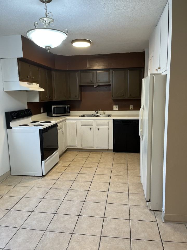 911 40th St Nw #1 - Photo 2 of 4