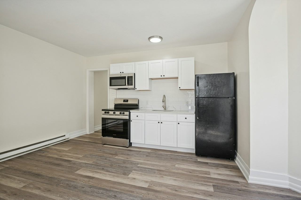 109 West Queen Lane, Unit 111 - 3R - Photo 3 of 13