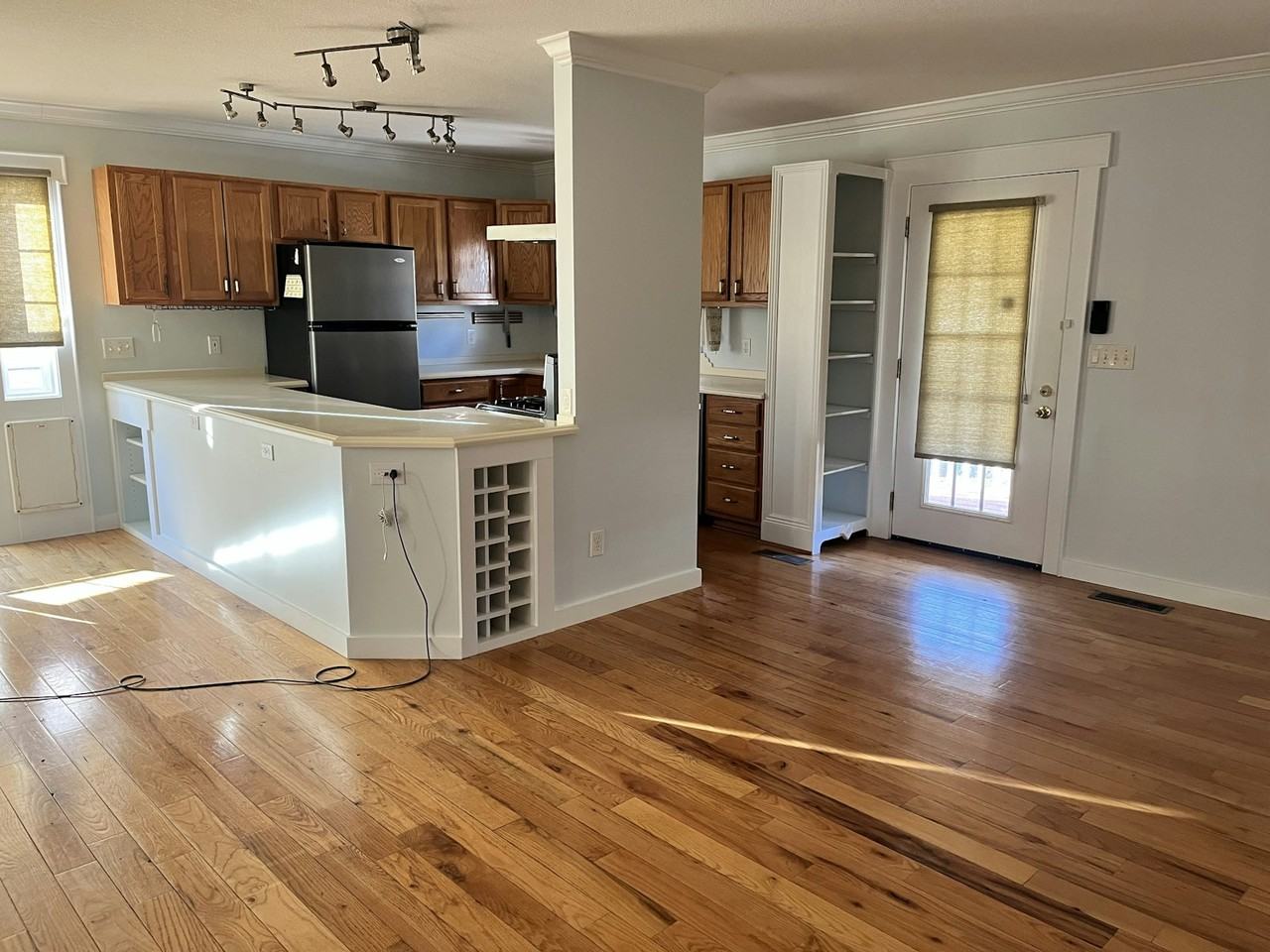 33 Joyner Ave - Photo 2 of 15