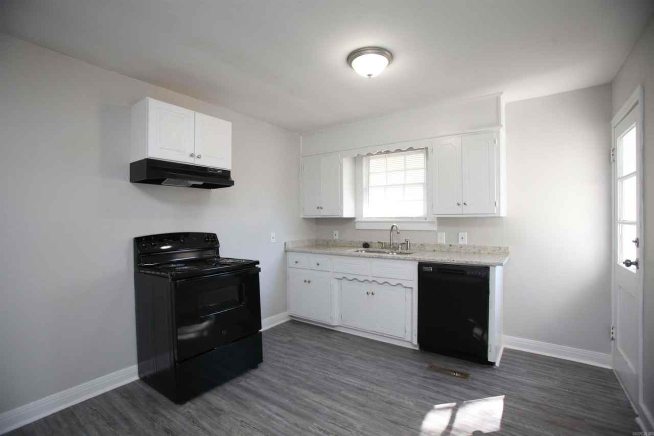 1814 Moss St - Photo 4 of 15