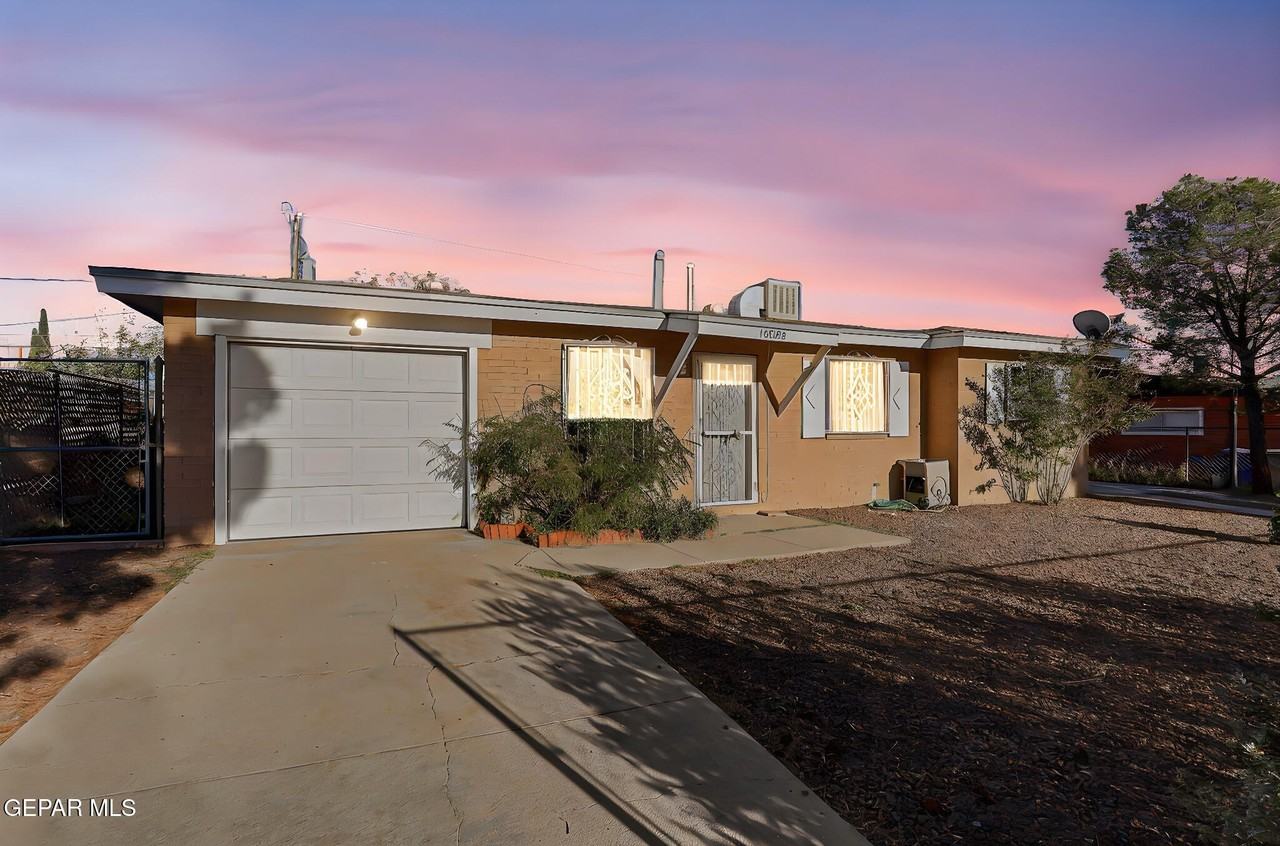 10068 Oakwood Dr - Photo 2 of 24