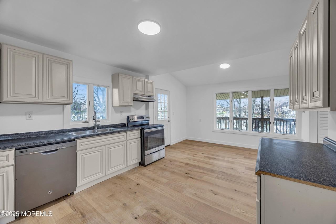 234 234 Beach Avenue - Photo 4 of 50