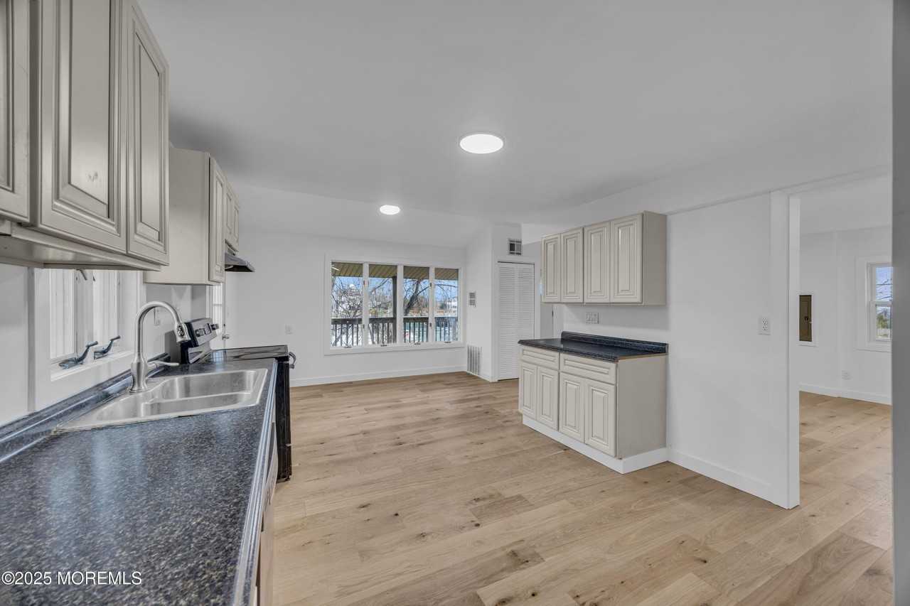 234 234 Beach Avenue - Photo 5 of 50