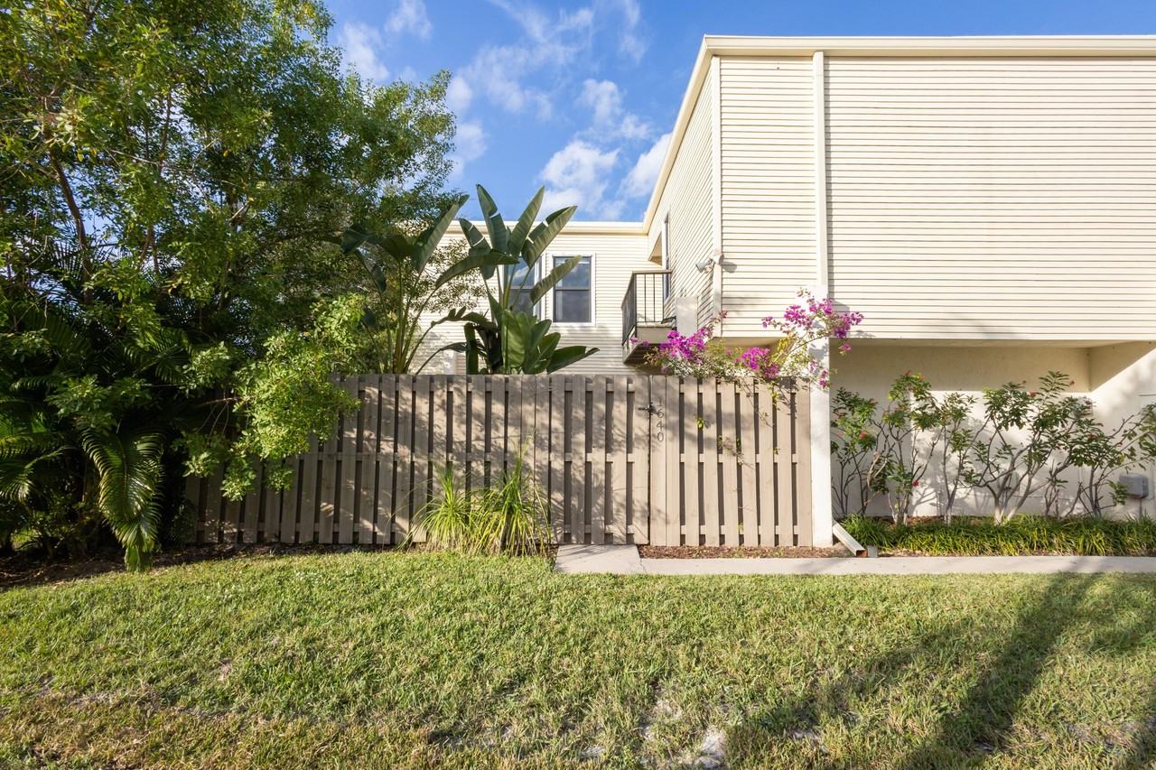 1640 Shaker Cir - Photo 2 of 14