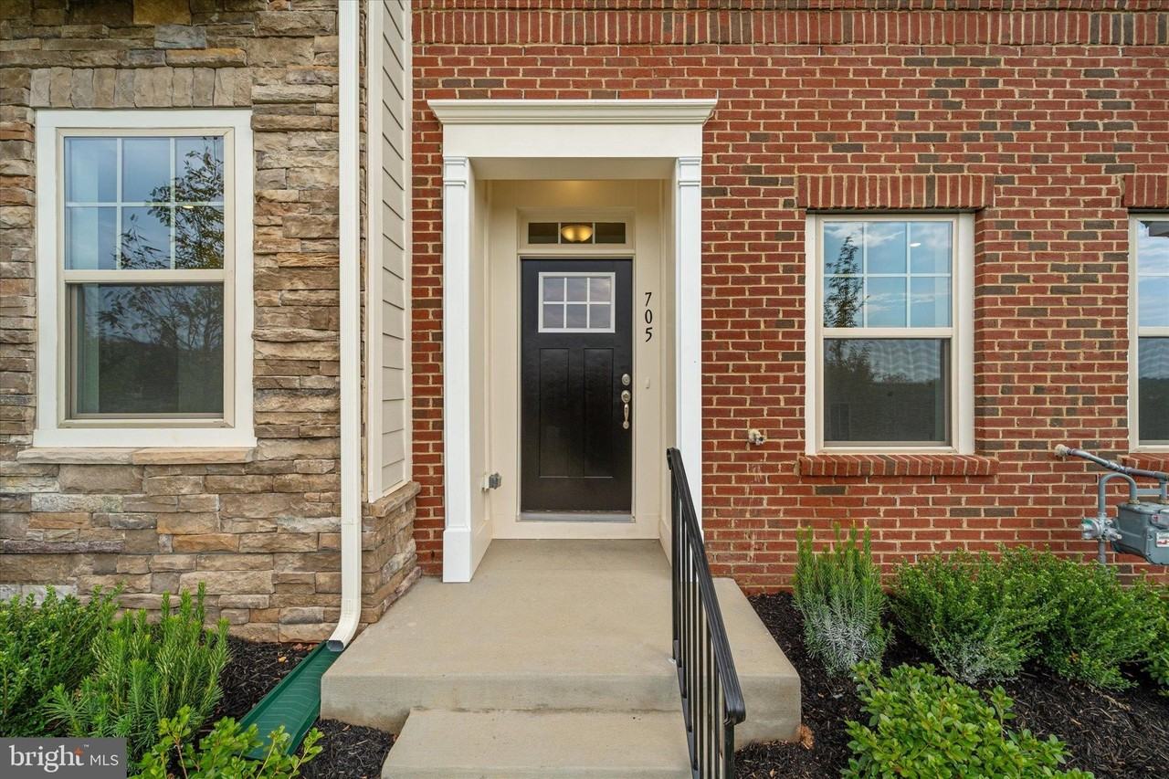 705 Sawback Square - Photo 2 of 43