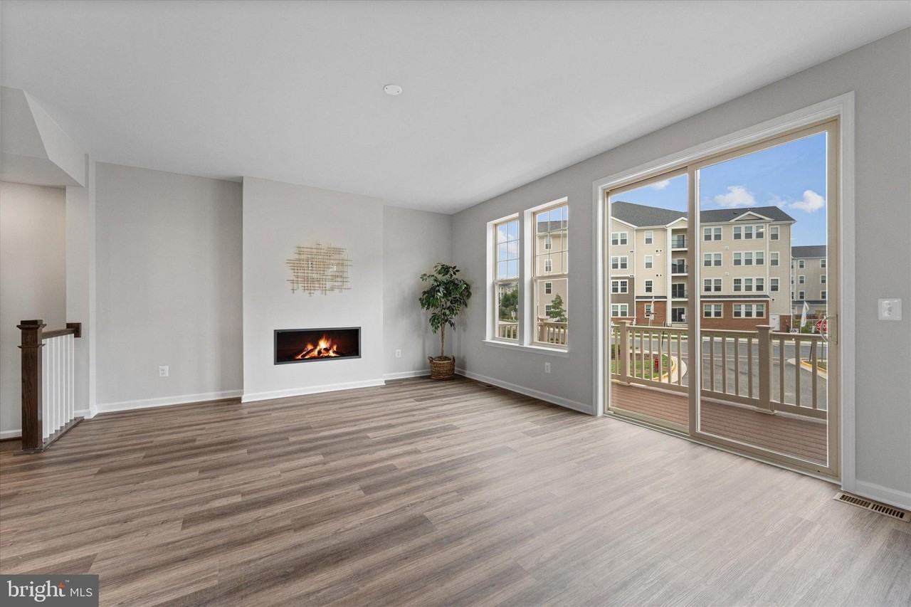 705 Sawback Square - Photo 3 of 43