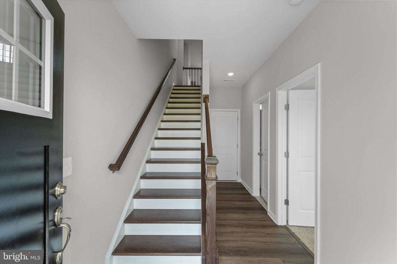 705 Sawback Square - Photo 4 of 43