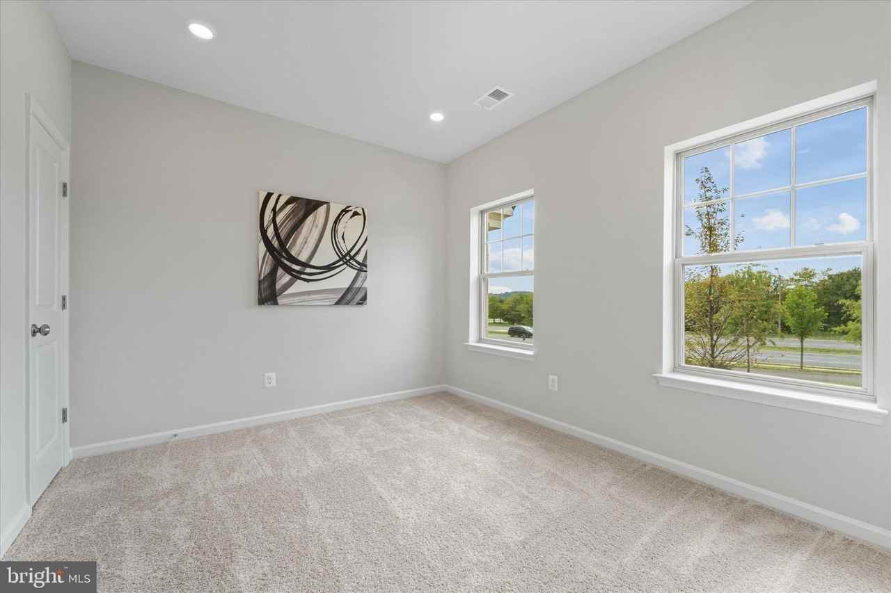 705 Sawback Square - Photo 5 of 43